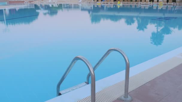 Schody Prázdnému Čistému Modrému Bazénu Luxusním Hotelu Bez Lidí Pod — Stock video