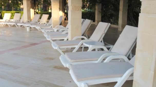 Lege Comfortabele Witte Strandstoelen Ligbedden Staan Een Rij Bij Het — Stockvideo