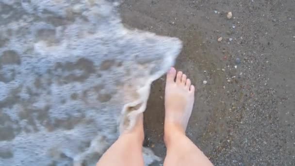 Kadın Bacaklarının Yavaş Çekimde Deniz Suyu Dalgalarını Yıkadığı Pov Üst — Stok video