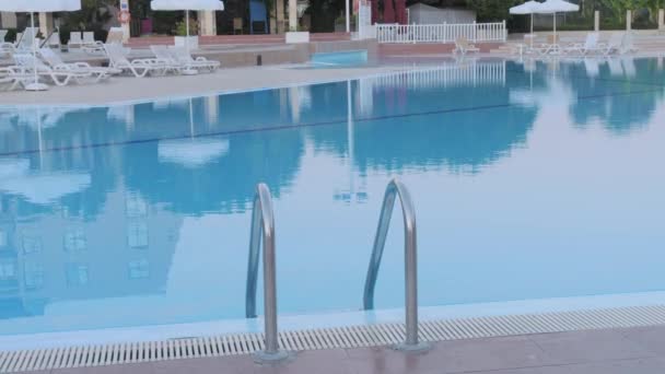 Treppen Einem Leeren Sauberen Blauen Swimmingpool Einem Luxushotel Ohne Menschen — Stockvideo