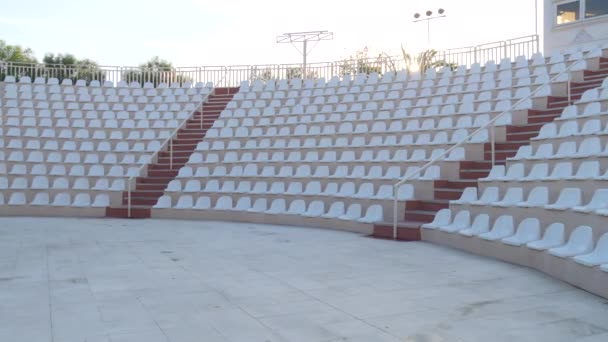 Białe Krzesła Pustego Amfiteatru Lub Stadionu Pod Gołym Niebem Wiersz — Wideo stockowe