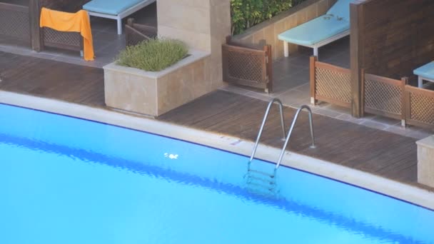 在一个没有人在露天的豪华酒店里 楼梯通向一个空的 干净的蓝色游泳池 — 图库视频影像