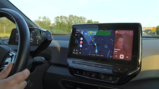 2023年9月17日 ドイツのキーール 男は道路でフォルクスワーゲン電気自動車を運転する キャビン内のデジタルスクリーンと計器パネルのインテリアビュー — ストック動画