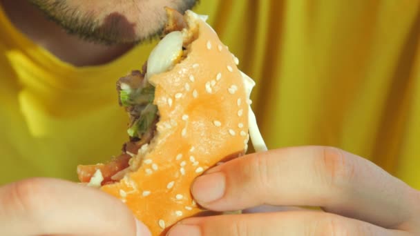 Tânăr Dintr Tricou Galben Mănâncă Hamburger Sau Burger Apetit Gura — Videoclip de stoc