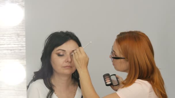 Mulher Bonita Fazendo Elegante Maquiagem Noite Por Artista Maquiagem Profissional — Vídeo de Stock