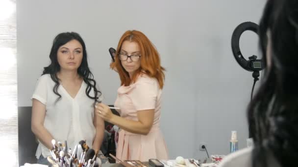 Vacker Ung Kvinna Gör Elegant Kväll Make Professionell Makeup Artist — Stockvideo