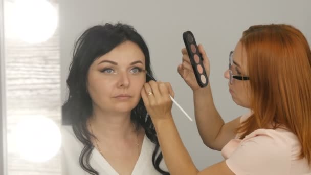 Güzel Genç Bir Kadın Profesyonel Makyaj Sanatçısının Güzellik Salonunda Şık — Stok video
