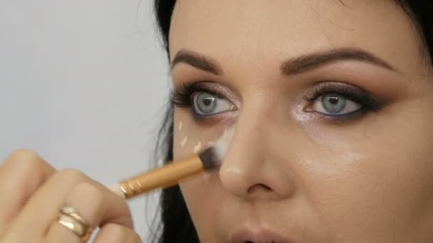 Vacker Ung Kvinna Får Snygg Kvällsmakeup Professionell Makeup Artist Skönhetsstudio — Stockvideo