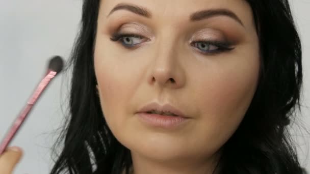 Akşam Makyajı Hazırlığı Profesyonel Makyaj Sanatçısı Genç Güzel Bir Kadın — Stok video