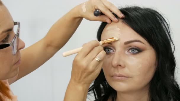 Mulher Bonita Fazendo Elegante Maquiagem Noite Por Artista Maquiagem Profissional — Vídeo de Stock