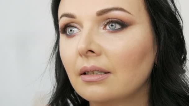Vacker Ung Kvinna Får Snygg Kvällsmakeup Professionell Makeup Artist Skönhetsstudio — Stockvideo