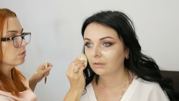 Hermosa Mujer Joven Haciendo Elegante Maquillaje Noche Por Artista Maquillaje — Vídeos de Stock