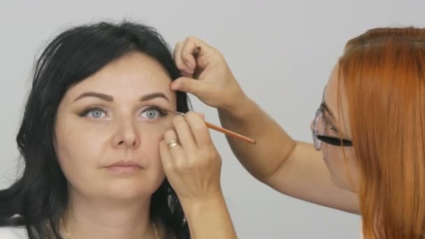 Vacker Ung Kvinna Gör Elegant Kväll Make Professionell Makeup Artist — Stockvideo