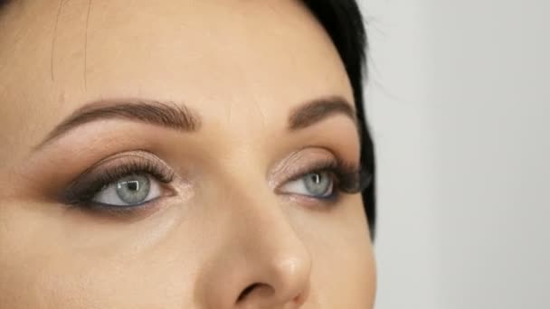 Preparação Maquiagem Noite Artista Maquiagem Estilista Profissional Aplicando Blush Com — Vídeo de Stock