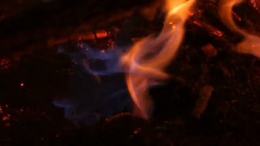 Parlak mavi olağandışı alevler gece vakti doğadaki şenlik ateşinin