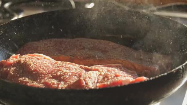 Färsk Stor Röd Bit Nötkött Förbereds För Att Steka Stek — Stockvideo