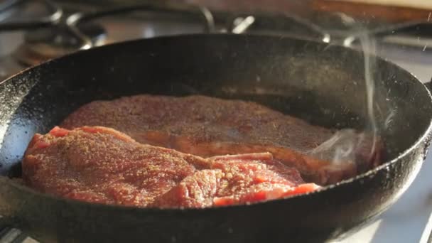 Uma Grande Carne Vermelha Fresca Está Sendo Preparada Para Fritar — Vídeo de Stock