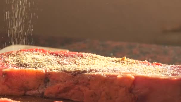 Ένα Φρέσκο Μεγάλο Κόκκινο Κομμάτι Βοδινού Ετοιμάζεται Για Τηγάνισμα Μπριζόλας — Αρχείο Βίντεο