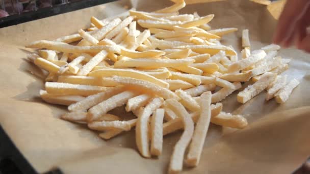 Tiefgefrorene Pommes Frites Werden Von Hand Auf Einem Backblech Für — Stockvideo