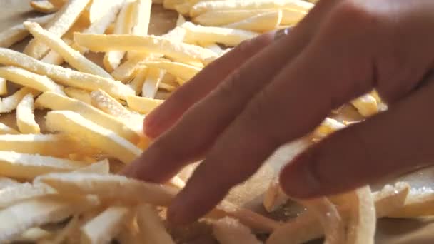 Frysta Pommes Frites Läggs För Hand Ett Kök Bakplåt För — Stockvideo