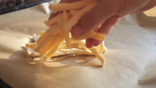Bevroren Frietjes Worden Met Hand Een Keukenblad Gelegd Oven Koken — Stockvideo