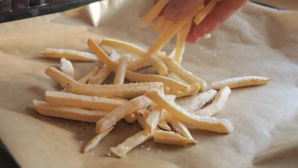 Παγωμένες Τηγανητές Πατάτες Απλώνονται Χέρι Ένα Ταψί Κουζίνας Για Μαγείρεμα — Αρχείο Βίντεο