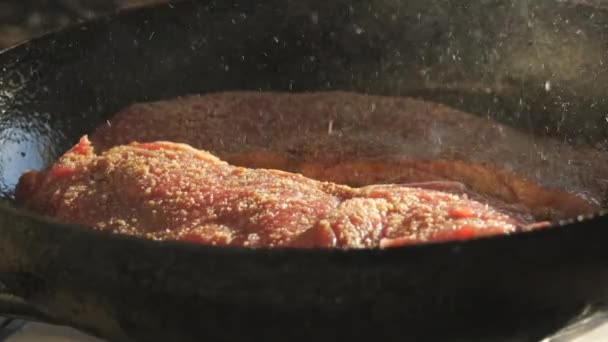 Tavada Biftek Kızartmak Için Büyük Kırmızı Bir Parça Biftek Hazırlanıyor — Stok video