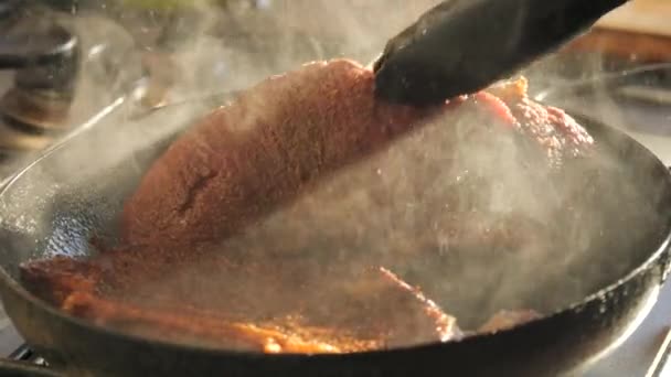 Bucată Carne Roșie Proaspătă Mare Este Pregătită Pentru Prăjirea Unei — Videoclip de stoc