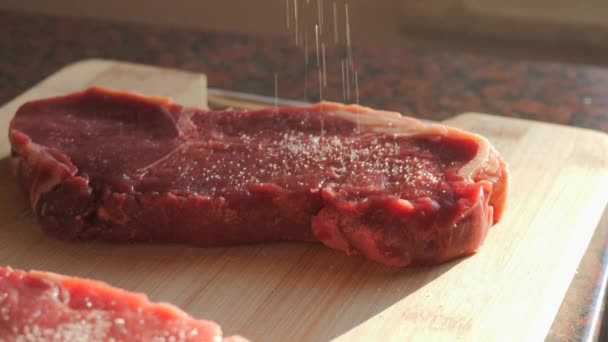 Egy Friss Nagy Darab Vörös Marhahúst Készítenek Elő Steak Sütésre — Stock videók