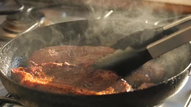 Tavada Biftek Kızartmak Için Büyük Kırmızı Bir Parça Biftek Hazırlanıyor — Stok video