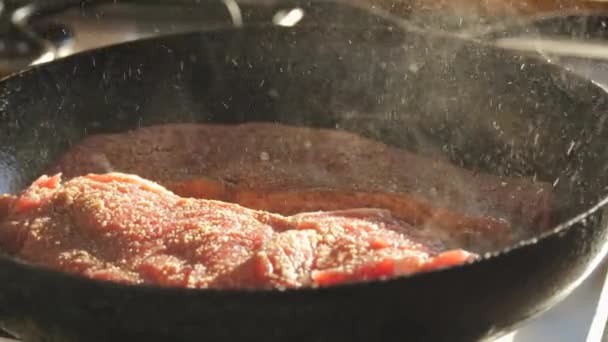 Připravuje Čerstvý Velký Červený Kus Hovězího Masa Smažení Steaku Pánvi — Stock video
