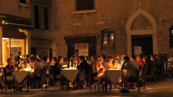Венеция Италия Сентября 2023 Года Уютный Теплый Темный Вечер Люди — стоковое видео