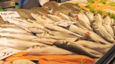 Deniz ürünleri pazarı. Tezgahta balık var. Manzarayı kapat. İtalyanca yazı.