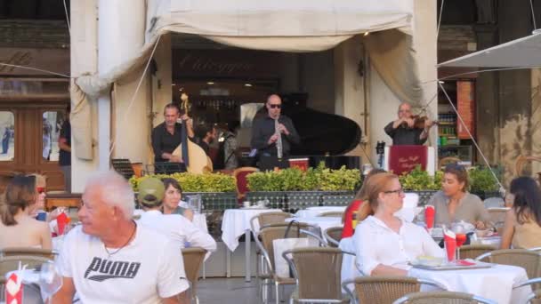 ヴェネツィア イタリア 2023年9月5日 観光客がテーブルに座り ミュージシャンが楽器を演奏する居心地の良いレストラン — ストック動画