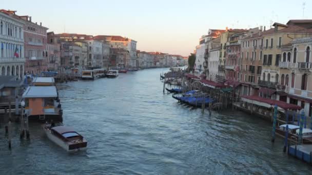 Venecia Italia Septiembre 2023 Barcos Carga Dique Del Gran Canal — Vídeos de Stock