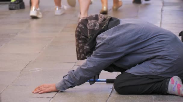 イタリア ヴェネツィア 2023年9月6日 ホームレスの乞食女性が地面に座り 人々の群衆が通り過ぎるにつれ アームズを求める — ストック動画