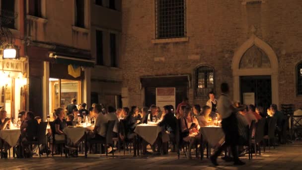 ヴェネツィア イタリア 2023年9月5日 居心地の良い 暖かい 暗い夜 人々はヴェネツィアの通りの一つで屋外のレストランに座っています ロマンチックにキャンドルが点滅するテーブルで — ストック動画