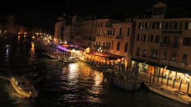 Venedik, İtalya - 5 Eylül 2023: Büyük Kanal 'ın akşam manzarası. Gondollar ve gece lambalarında evler. Suyun üzerindeki ışığın yansımaları.