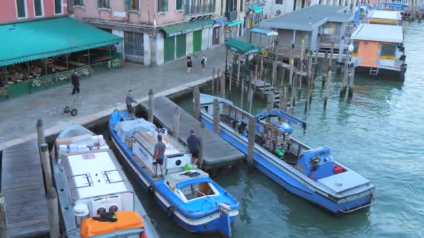 Venecia Italia Septiembre 2023 Barcos Carga Dique Del Gran Canal — Vídeos de Stock