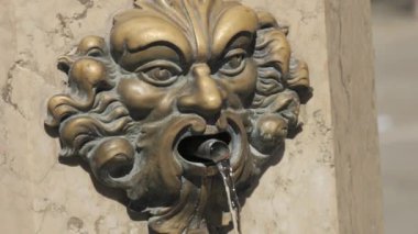 Venedik, İtalya - 5 Eylül 2023: Sokakta bronzdan yapılmış çeşme. Yazın sokakta susuzlukla mücadele kavramı..