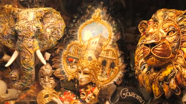 ヴェネツィア イタリア 2023年9月5日 夜のショップウィンドウで信じられないほど美しい手作りのヴェネツィアのカーニバルマスク — ストック動画