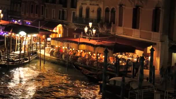 ヴェネツィア イタリア 2023年9月5日 グランド運河の夜景 ゴンドラと夜の灯りの家 水の上の光の反射 — ストック動画