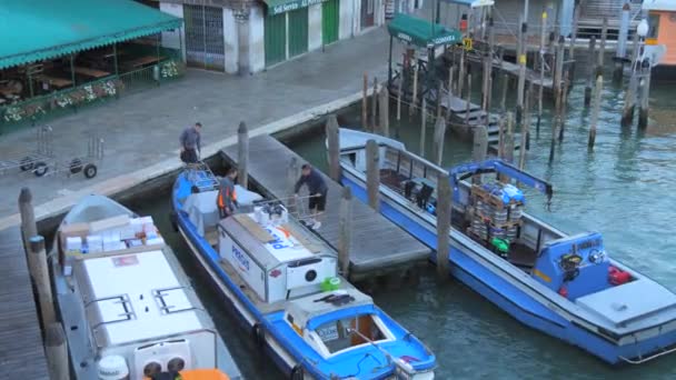 ヴェネツィア イタリア 2023年9月5日 夜明けに労働者によって荷を積まれたグランド運河のエンバンク上の貨物船 — ストック動画