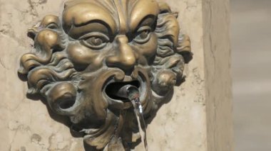 Venedik, İtalya - 5 Eylül 2023: Sokakta bronzdan yapılmış çeşme. Yazın sokakta susuzlukla mücadele kavramı..