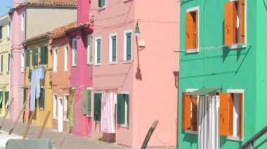 Burano, İtalya - 6 Eylül 2023: Burano adasının ünlü renkli evleri.