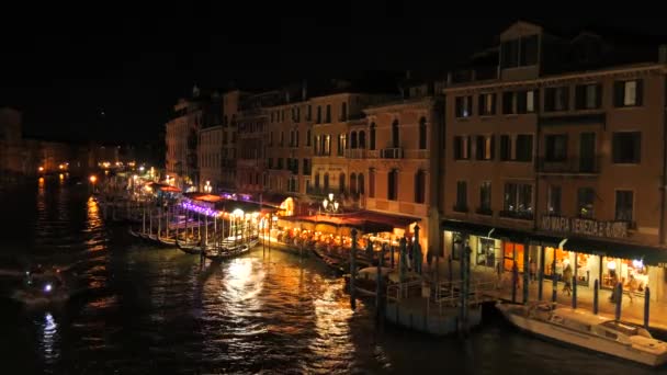 ヴェネツィア イタリア 2023年9月5日 グランド運河の夜景 ゴンドラと夜の灯りの家 水の上の光の反射 — ストック動画
