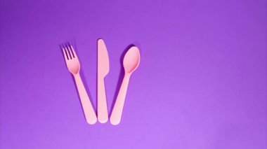 Hareket animasyonunu durdur psikedelik ilginç nesneler mor bir arkaplan üzerinde birbirine dönüşür.