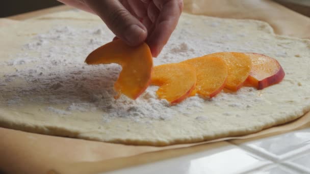 ガレタとネクタリン 女性の料理の手が自宅のキッチンにナッツを置いた生地 — ストック動画