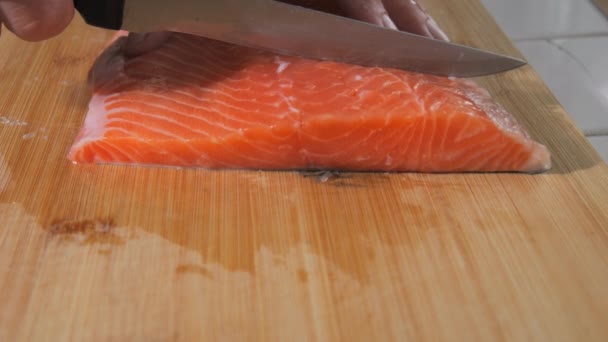요리사는 신선한 물고기의 필렛을 자릅니다 스테이크 슬로우 익지않는 고기를 클로즈업 — 비디오