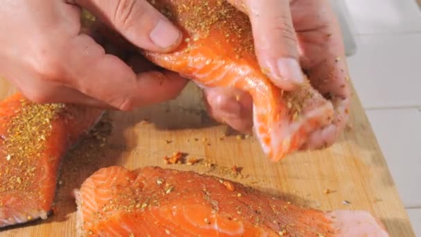 Kawałek Świeżej Czerwonej Ryby Posypuje Się Przyprawami Solą Zwolnionym Tempie — Wideo stockowe